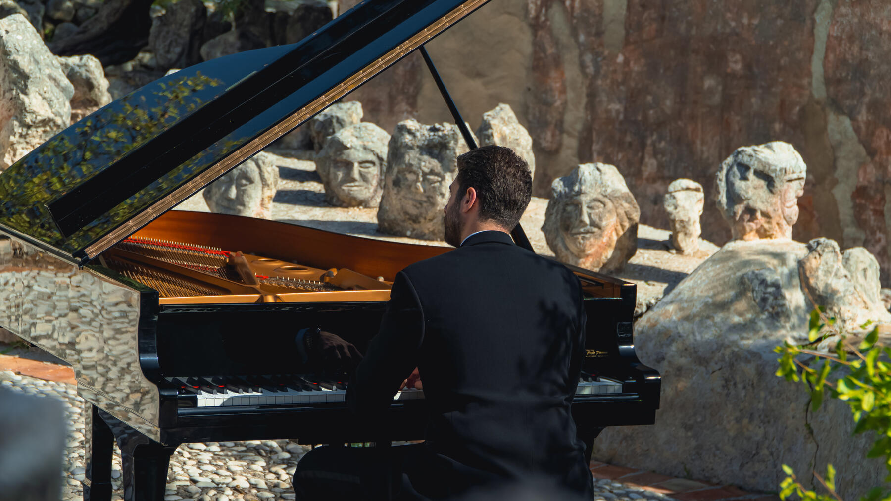 Georges Tomb performing